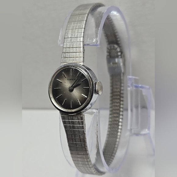 1974 Vintage Womens Timex Chrome Plated 17 Jewels Manual Wind Watch Petite Runs main image 4